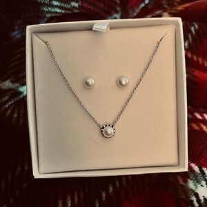 Elegant Silver Pearl Necklace and Earring Set